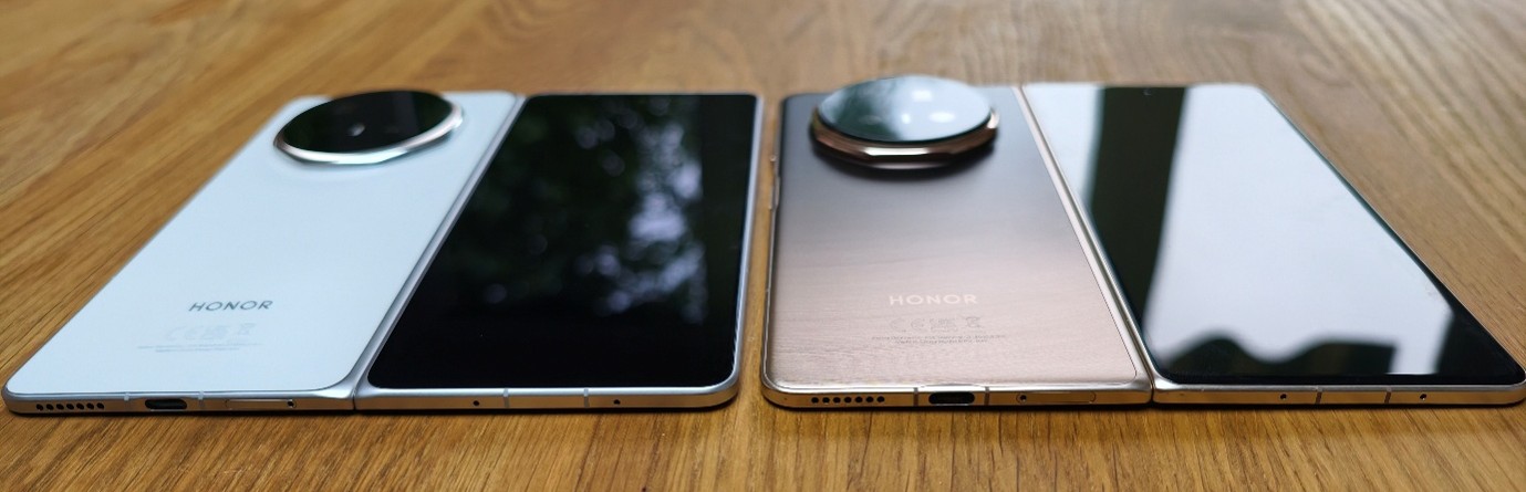 HONOR Magic V6 (left) next to HONOR Magic V5 (right) 