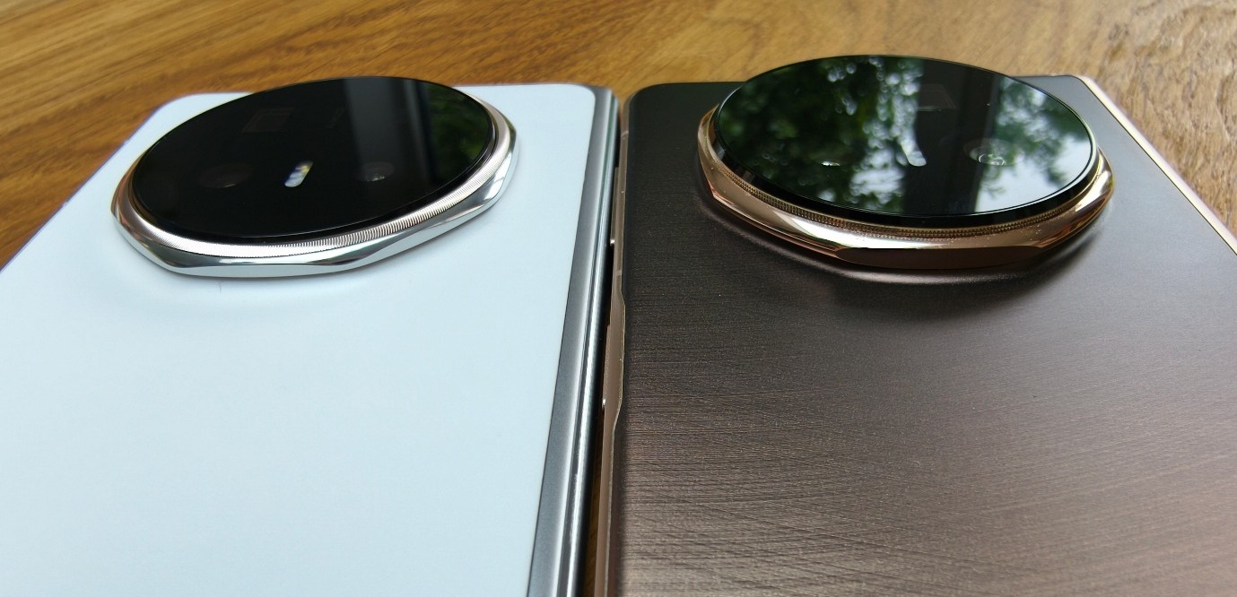 HONOR Magic V6 (left) next to HONOR Magic V5 (right) 